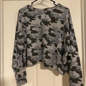 WOMANS CROPPED CAMO T SHIRT